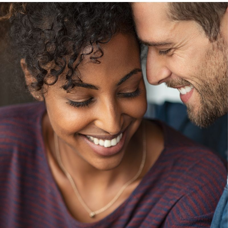 Homem e mulher. Além do cheiro: como o perfume aumenta sua autoconfiança e atração sexual.