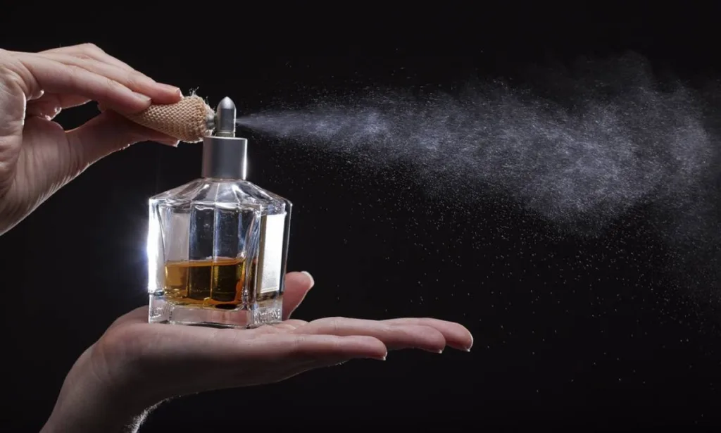 Como aplicar perfume masculino para uma longa duração